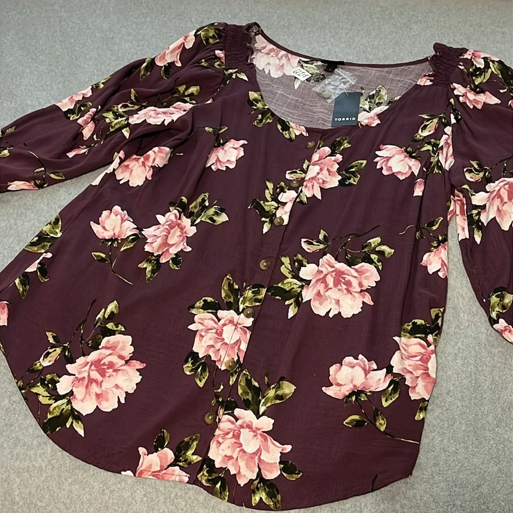 New Torrid Button Front Floral Top Size 1X Flowy Tunic